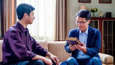 나는 펼쳐진 두루마리 책을 보았다